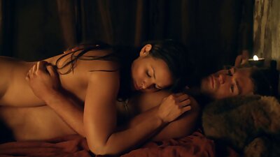 Eine Tussi mit einem sexy großen Arsch porno ü50 wird von ihrem Mann anal gefickt