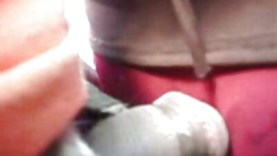 Unhöflicher Kerl schiebt Schwanz in den Arsch von sexy reife mutter gefickt blondem Puppengesicht